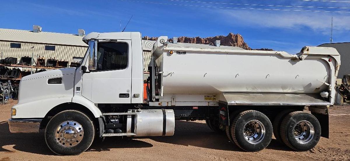 2008 Volvo Dump Truck thumbnail 2