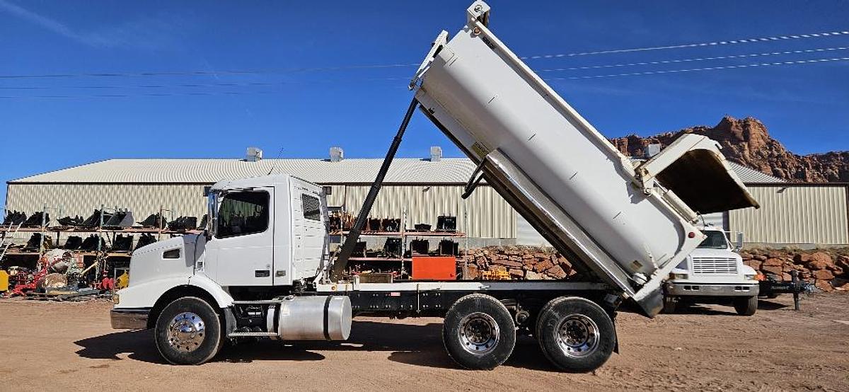 2008 Volvo Dump Truck thumbnail 15