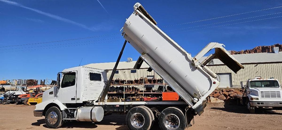 2008 Volvo Dump Truck thumbnail 16