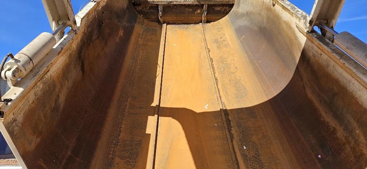 2008 Volvo Dump Truck thumbnail 18