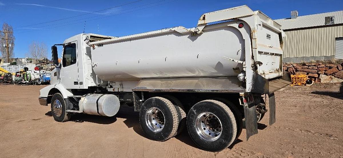 2008 Volvo Dump Truck thumbnail 3