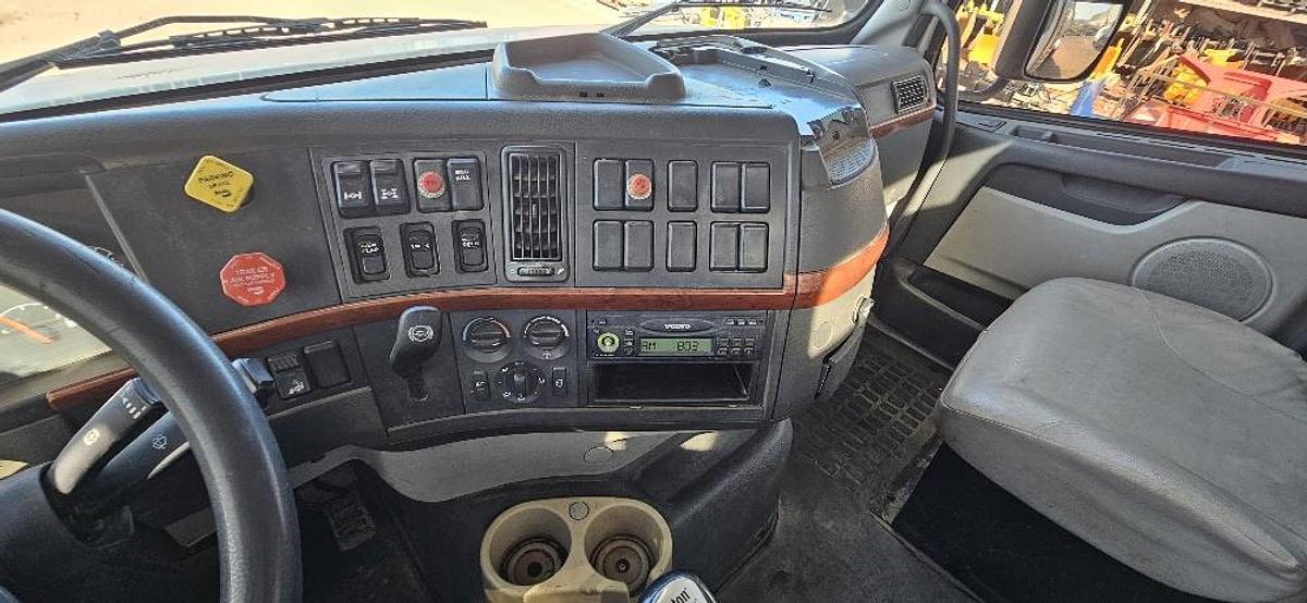 2008 Volvo Dump Truck thumbnail 24