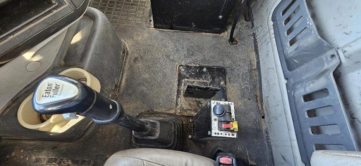 2008 Volvo Dump Truck thumbnail 25