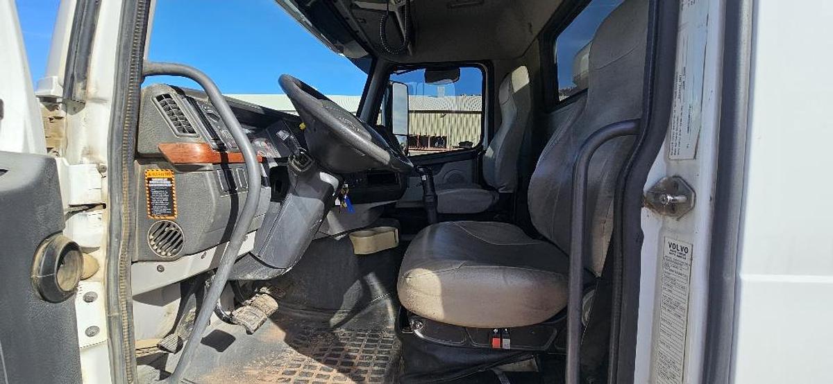 2008 Volvo Dump Truck thumbnail 29