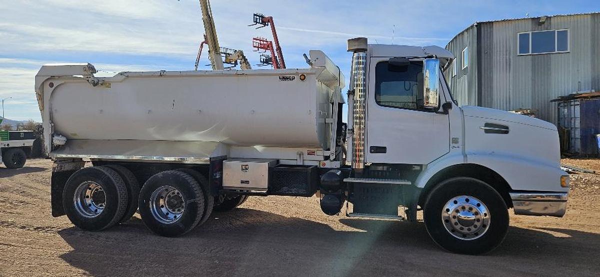2008 Volvo Dump Truck thumbnail 7