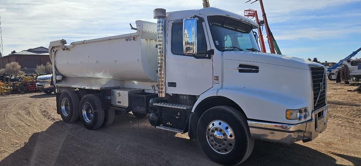 2008 Volvo Dump Truck thumbnail 8