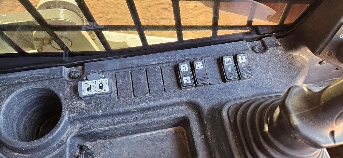 2021 Takeuchi Skid Steer thumbnail 12