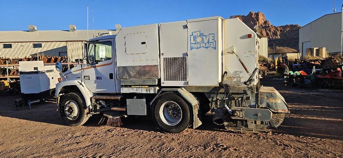 2004 Freightliner Sweeper Truck thumbnail 2