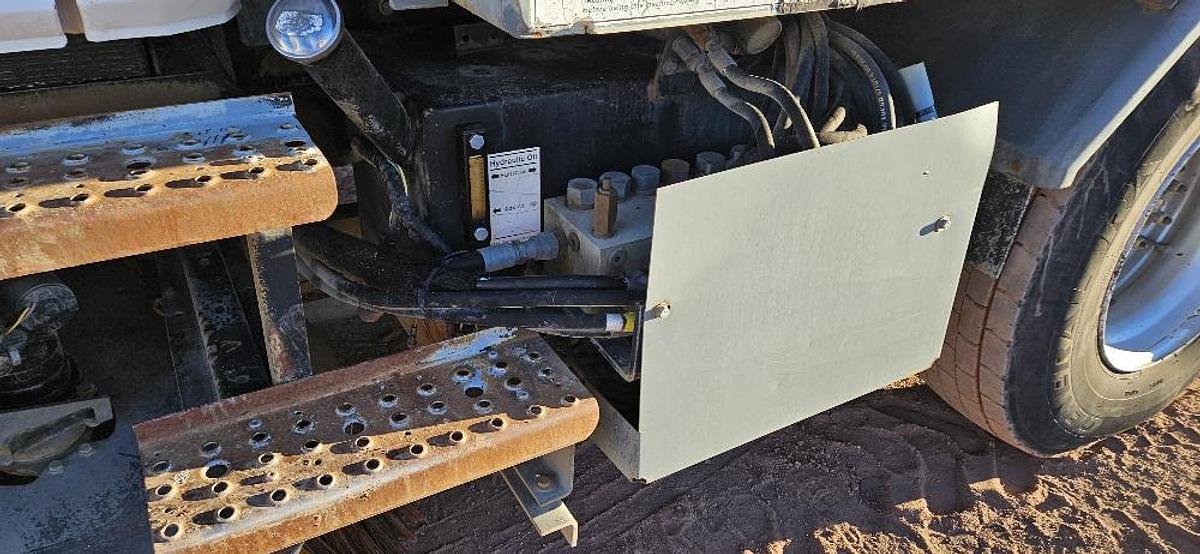 2004 Freightliner Sweeper Truck thumbnail 14