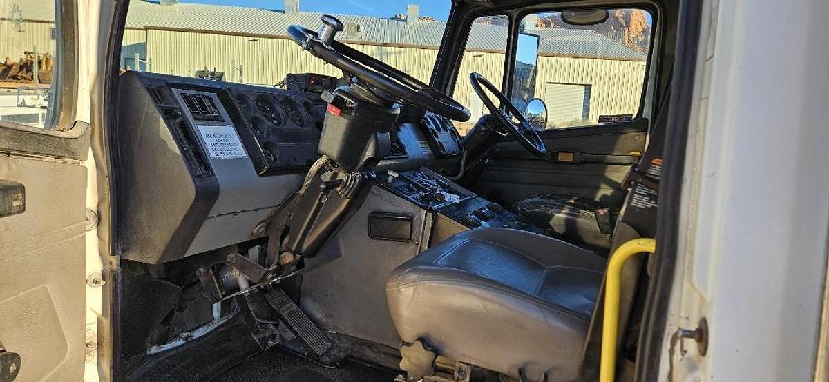 2004 Freightliner Sweeper Truck thumbnail 15