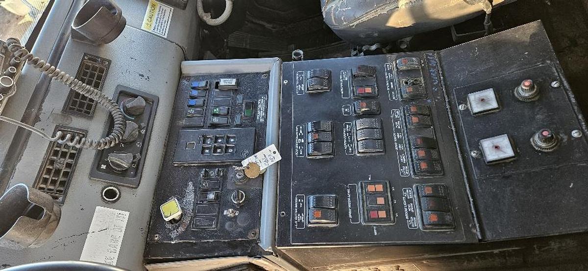 2004 Freightliner Sweeper Truck thumbnail 16