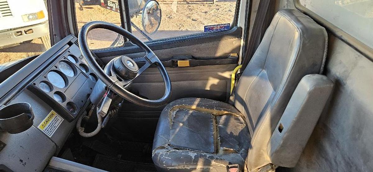 2004 Freightliner Sweeper Truck thumbnail 18