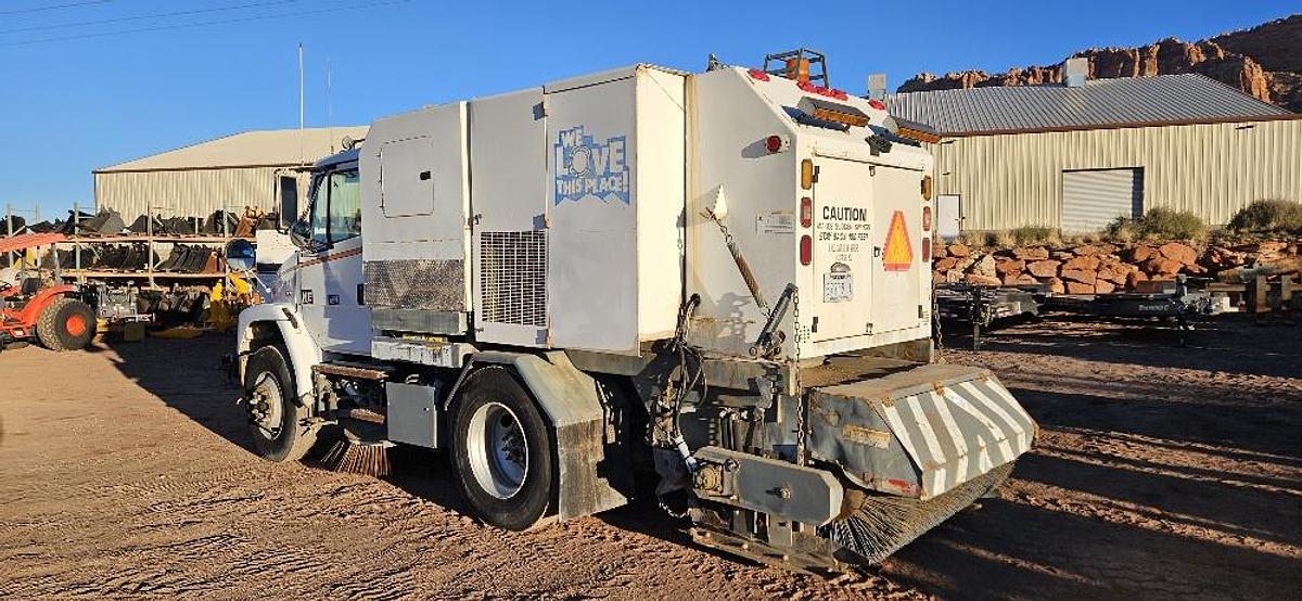 2004 Freightliner Sweeper Truck thumbnail 3