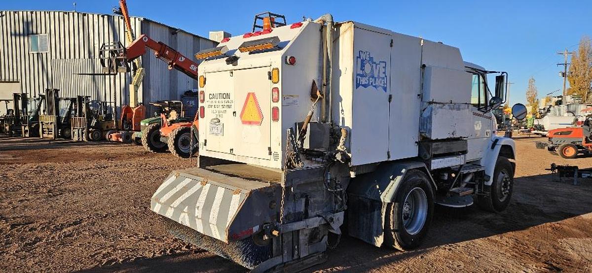 2004 Freightliner Sweeper Truck thumbnail 4