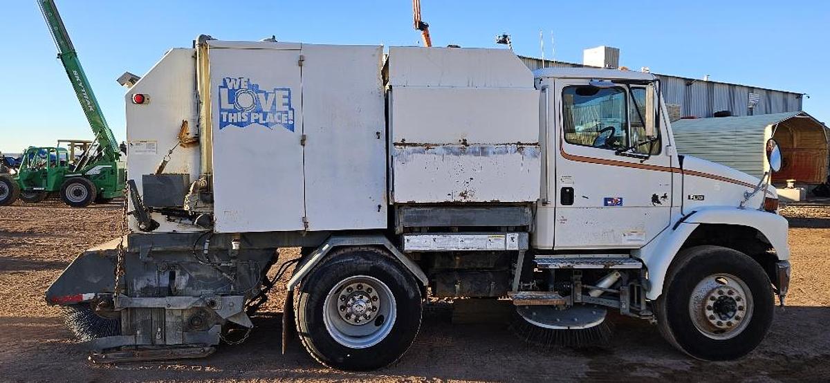 2004 Freightliner Sweeper Truck thumbnail 5