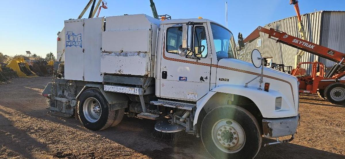 2004 Freightliner Sweeper Truck thumbnail 6