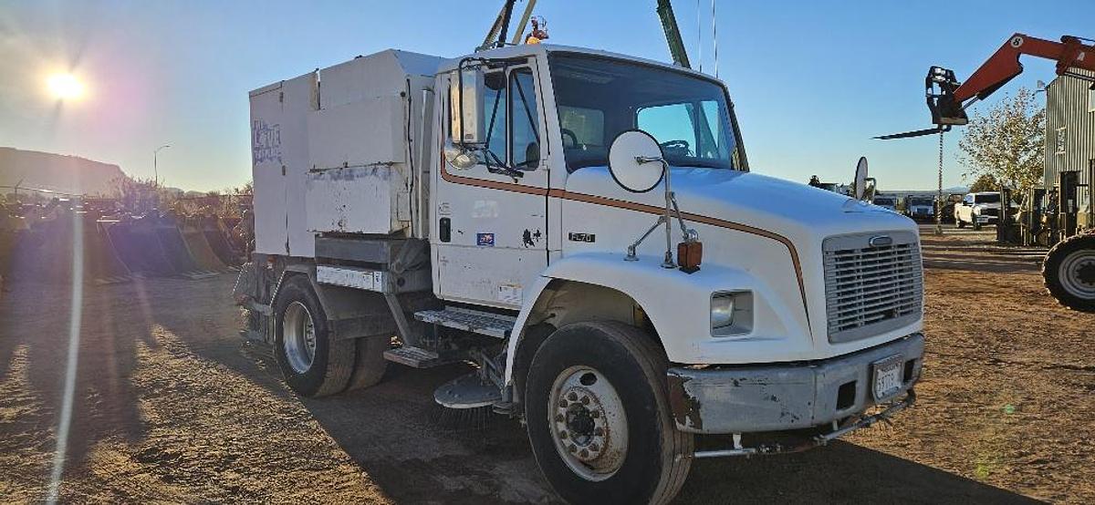 2004 Freightliner Sweeper Truck thumbnail 7