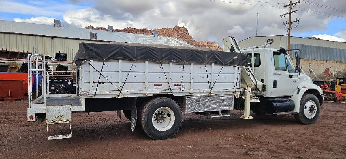 2003 International Crane Truck thumbnail 2