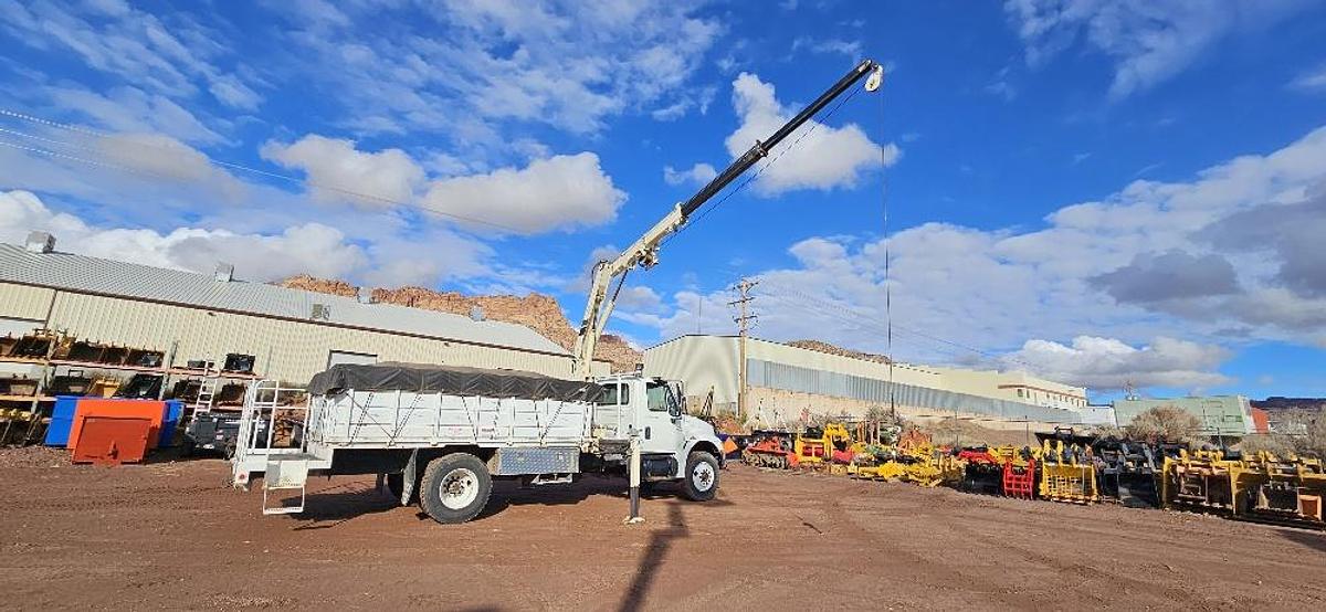 2003 International Crane Truck thumbnail 4