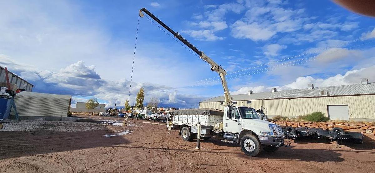 2003 International Crane Truck thumbnail 5