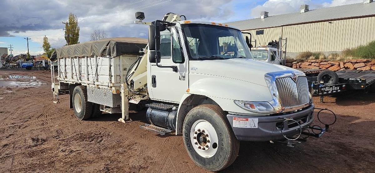 2003 International Crane Truck thumbnail 9