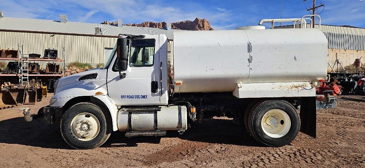 2013 International 4300 Water Truck thumbnail 2