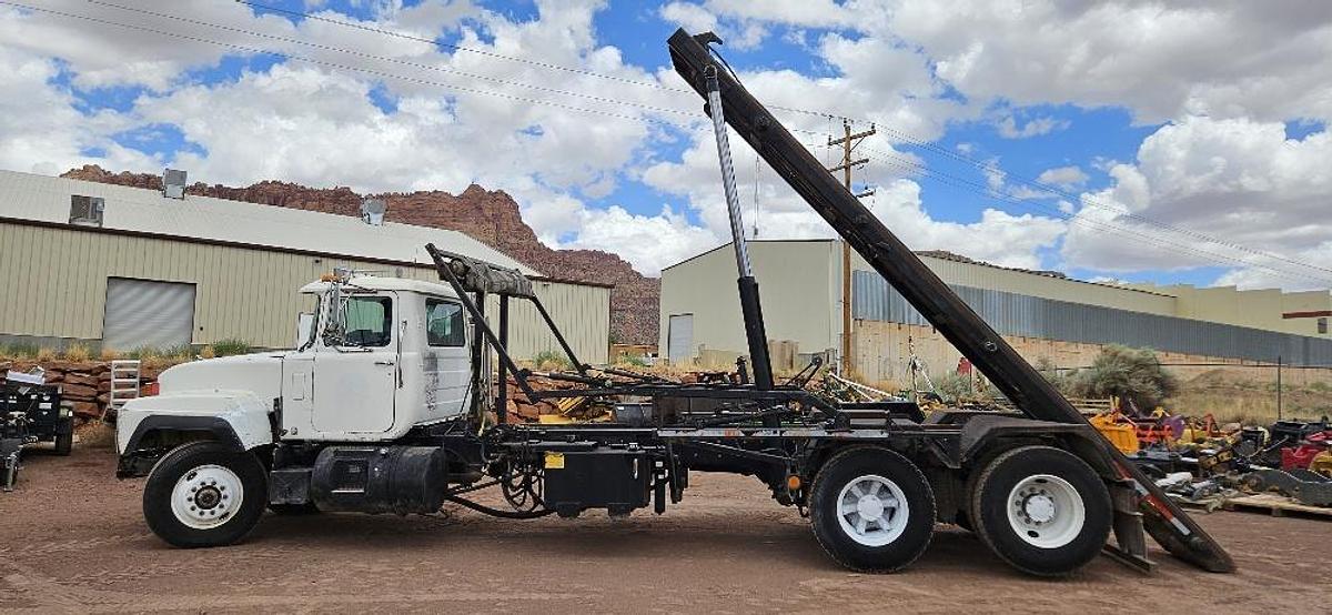 Mack Dumpster Truck thumbnail 21