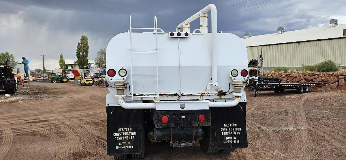 1985 Kodiak 3,000 Gallon Water Truck thumbnail 4