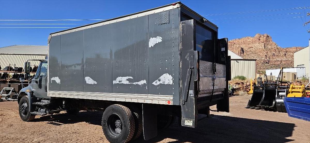 2005 International Box Truck thumbnail 2