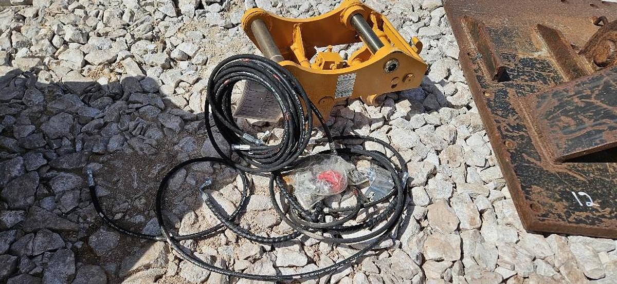 Cat Backhoe Hydraulic Quick Coupler thumbnail 5