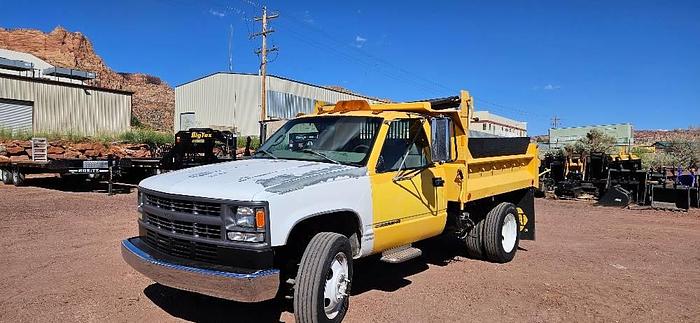 1999 Chevrolet 3500HD Utility Truck thumbnail 2