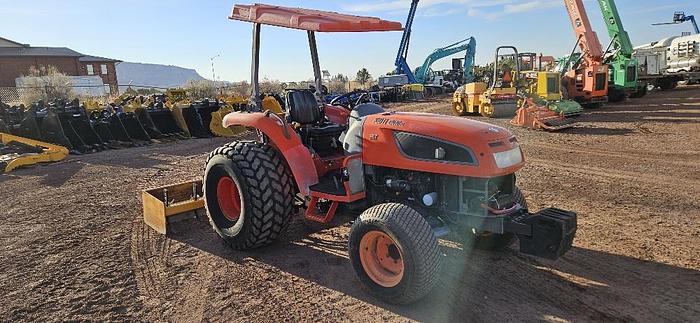 2006 Kioti Utility Tractor thumbnail 3