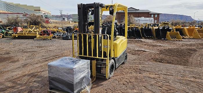 Electric Forklift thumbnail 2