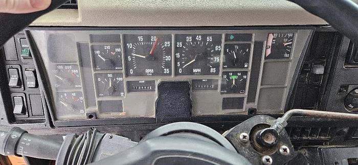 2001 International 4900 thumbnail 19