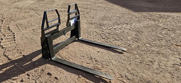 Skid Steer Forks thumbnail 2