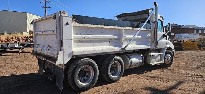 2011 Freightliner Dump Truck thumbnail 2