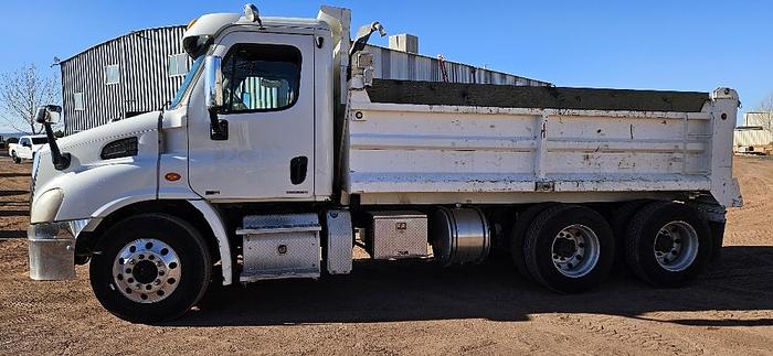 2011 Freightliner Dump Truck thumbnail 5