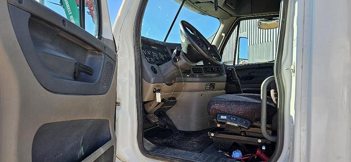 2011 Freightliner Dump Truck thumbnail 7