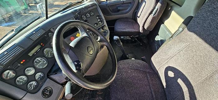 2011 Freightliner Dump Truck thumbnail 9
