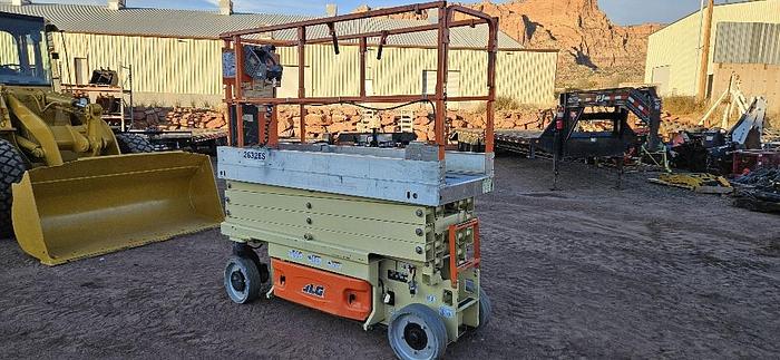 2014 26' JLG Scissor Lift thumbnail 2